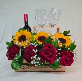 Arranjo de rosas com vinho e girassois