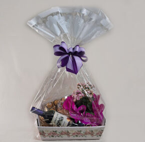 cesta personalida com vinho, chocolate ferrero roche e uma flor calandiva ou calanchoe.