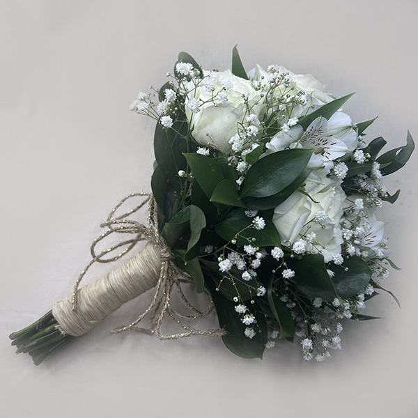 Buque de noiva rosas brancas e astromelias